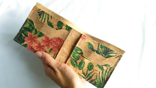 Porte feuille liège fleurs tropicales ouvert avec main