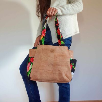 Sac à main en liège Ora: le sac cabas noir et anthurium rouges