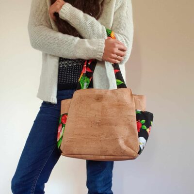 Sac à main en liège Ora: le sac cabas noir et anthurium rouges