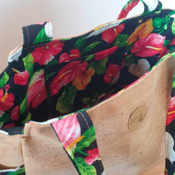 Sac à main en liège Ora: le sac cabas noir et anthurium rouges