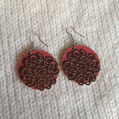 Boucles d’oreilles en liège rouge mandala