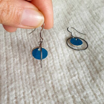 Boucles d&rsquo;oreilles en liège bleues anneau