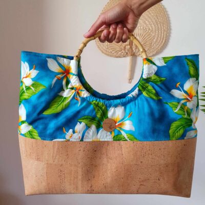 Sac de plage Mahana : liège et tissu polynésien Bleu turquoise hibiscus