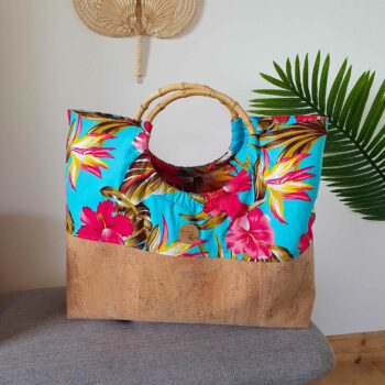 Sac Mahana en liège et anse en bambou: bleu turquoise hibiscus rose