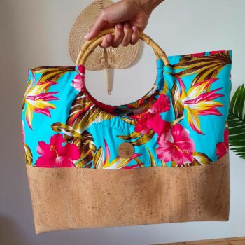 Sac Mahana en liège et anse en bambou: bleu turquoise hibiscus rose