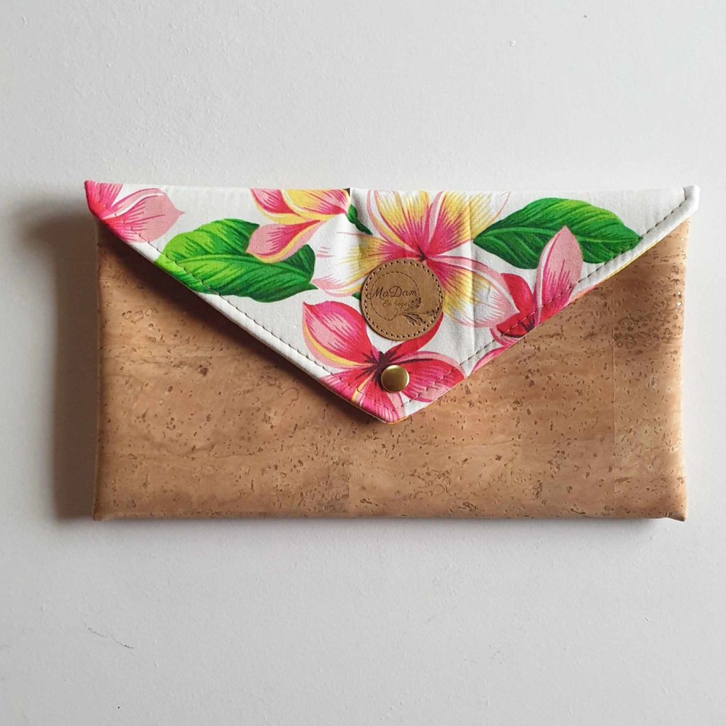 pochette en liège et fleur tipanier