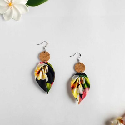 Boucles d’oreilles en liège et tissu polynésien – Noir Fleurs tropicales