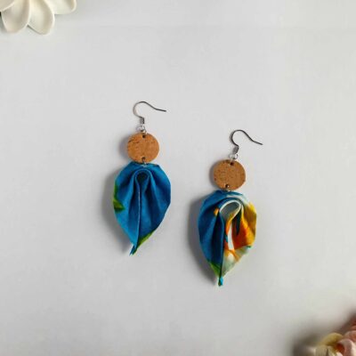 Boucles d’oreilles en liège et tissu polynésien – Bleu turquoise hibiscus