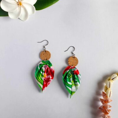 Boucles d&rsquo;oreilles en liège et tissu polynésien – Feuille mosaique