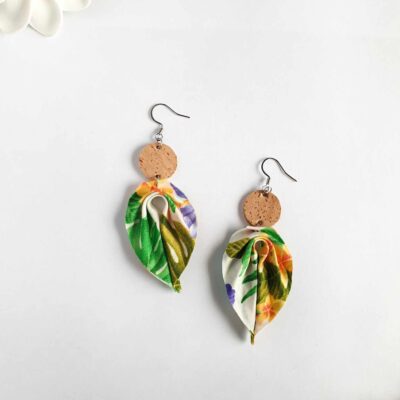 Boucles d’oreilles en liège et tissu polynésien – Fleurs vintage