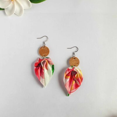 Boucles d’oreilles en liège et tissu polynésien – Tipanier rose