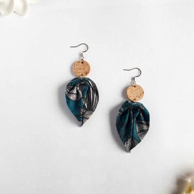 Boucles d’oreilles en liège et tissu polynésien – Vert Nuit Feuillage