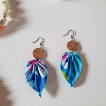 Boucles d’oreilles en liège et tissu polynésien – Bleu turquoise Tipanier