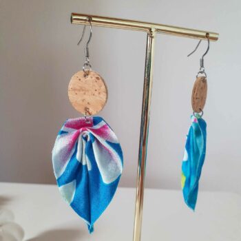 Boucles d’oreilles en liège et tissu polynésien – Bleu turquoise Tipanier