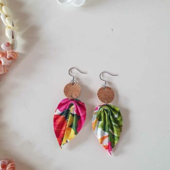 Boucles d’oreilles en liège et tissu polynésien – Fleurs tropicales