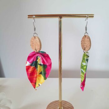 Boucles d’oreilles en liège et tissu polynésien – Fleurs tropicales