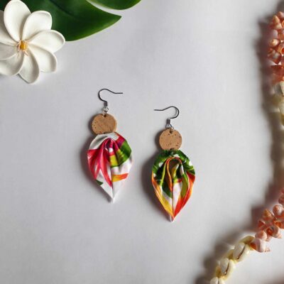 Boucles d’oreilles en liège et tissu polynésien – Feuilles tropicales