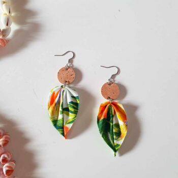 Boucles d’oreilles en liège et tissu polynésien – Hibiscus jaunes