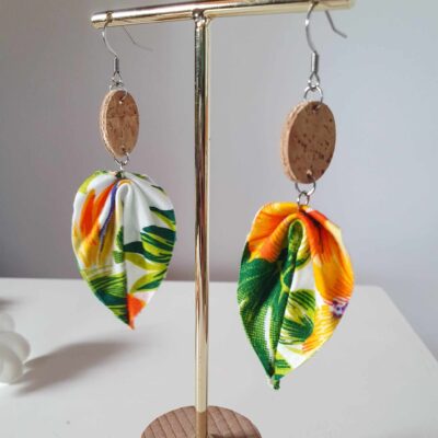 Boucles d’oreilles en liège et tissu polynésien – Hibiscus jaunes