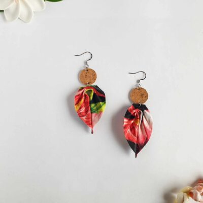 Boucles d’oreilles en liège et tissu polynésien – Noir et hibiscus rouge