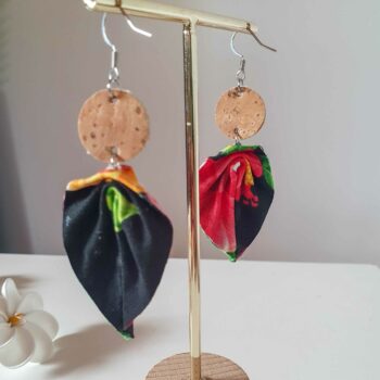 Boucles d’oreilles en liège et tissu polynésien – Noir et hibiscus rouge