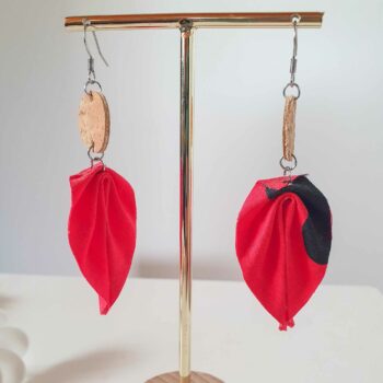 Boucles d’oreilles en liège et tissu polynésien – Rouge