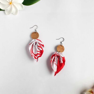 Boucles d’oreilles en liège et tissu polynésien – Rouge matete