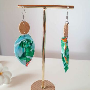 Boucles d’oreilles en liège et tissu polynésien – Vert eau