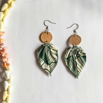 Boucles d’oreilles en liège et tissu polynésien – Feuillage vert