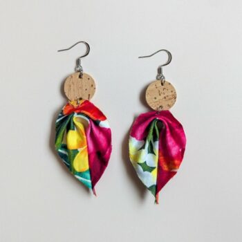 Boucles d’oreilles en liège et tissu polynésien – Fleurs tropicales