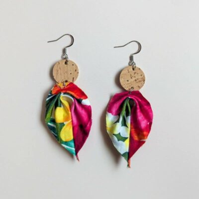 Boucles d’oreilles en liège et tissu polynésien – Fleurs tropicales