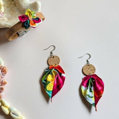 Boucles d’oreilles en liège et tissu polynésien – Fleurs tropicales
