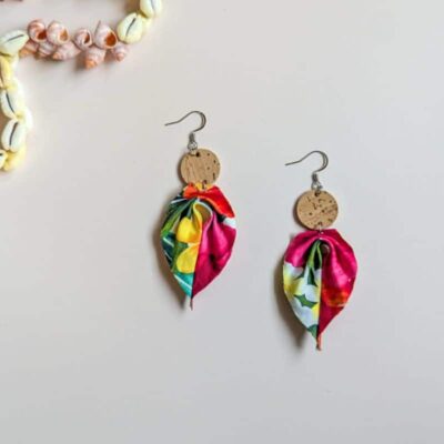 Boucles d’oreilles en liège et tissu polynésien – Fleurs tropicales