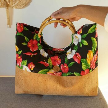 Sac Mahana en liège et anse en bambou: noir hibiscus rouges