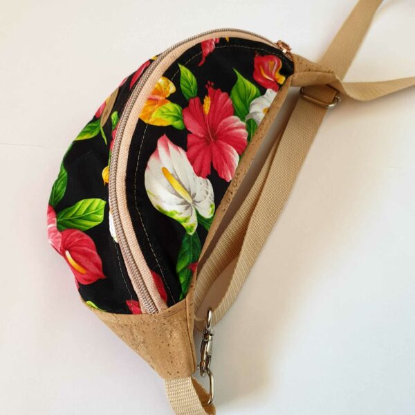 sac banane liège et tissu noir anthurium rouge hibiscus