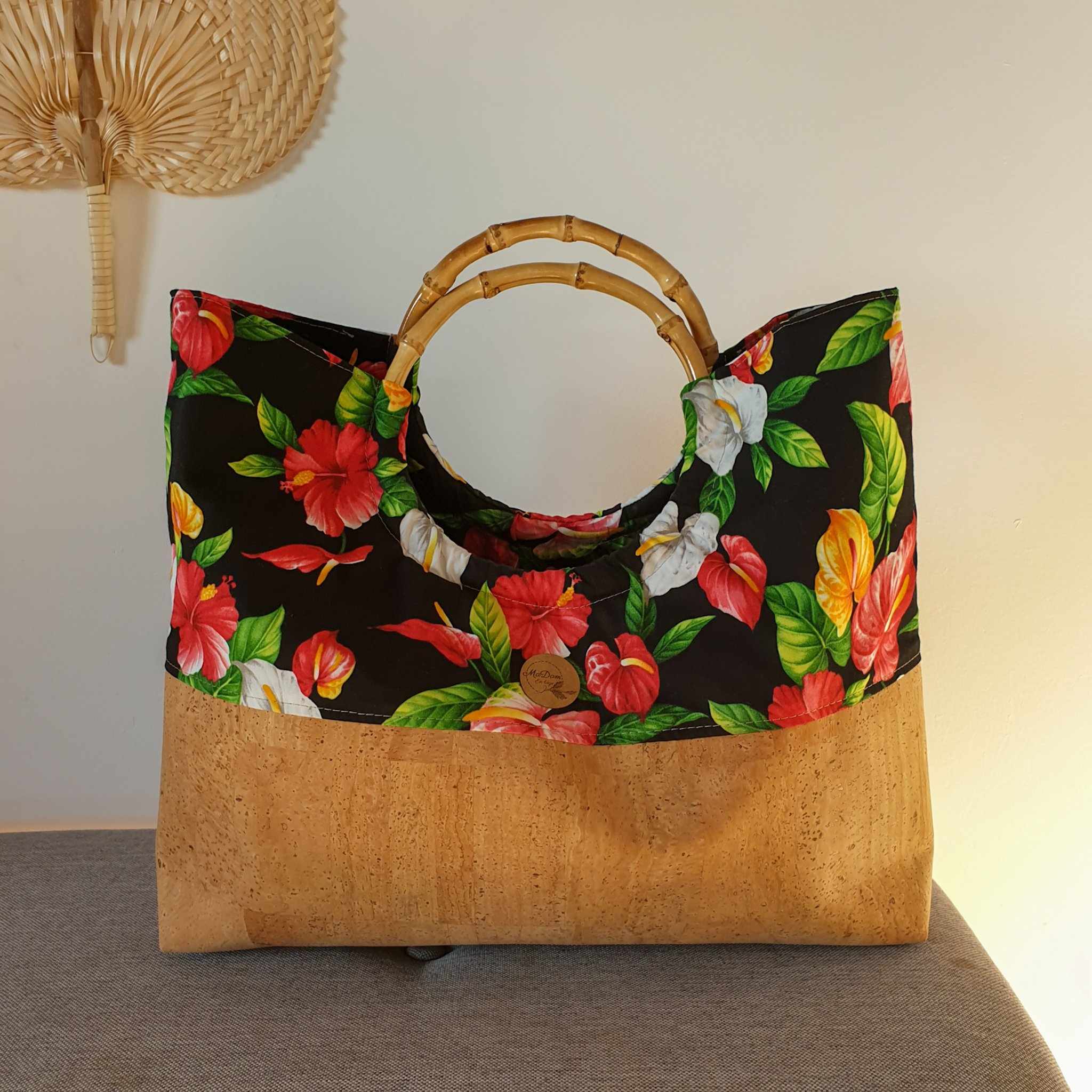 sac mahana en liège tissu polynésien - noir hibiscus rouge