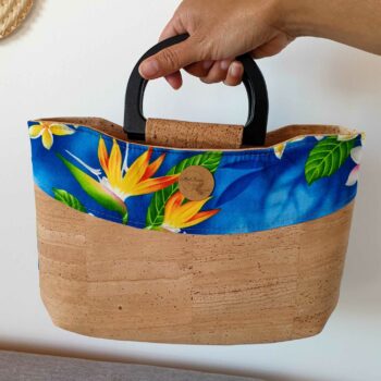 Sac Taina avec anses en bois et bandoulière, liège et tissu bleu tipanier oiseau de paradis