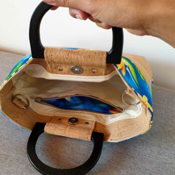 Sac Taina avec anses en bois et bandoulière, liège et tissu bleu tipanier oiseau de paradis