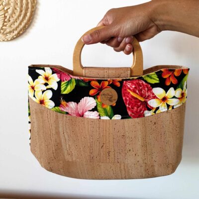 Sac Taina avec anses en bois et bandoulière, liège et tissu noir fleurs tropicales