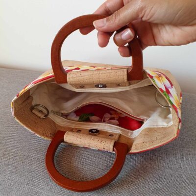 Sac Taina avec anses en bois et bandoulière, liège et tissu rouge tipanier