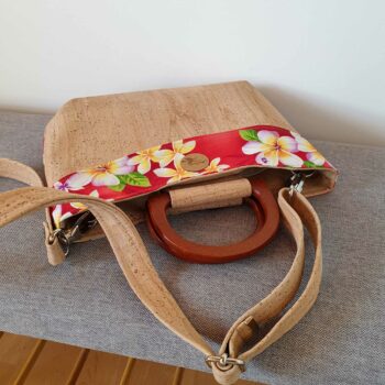 Sac Taina avec anses en bois et bandoulière, liège et tissu rouge tipanier