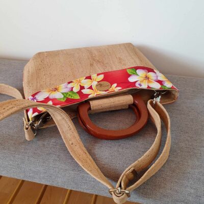 Sac Taina avec anses en bois et bandoulière, liège et tissu rouge tipanier