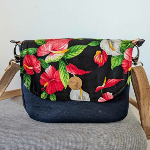 sac bandouliere bleu marine liège rabat interchangeable noir hibiscus rouge