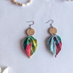 boucle d'oreille liège tissu fleuri tahiti bleu ciel fleur tropicale