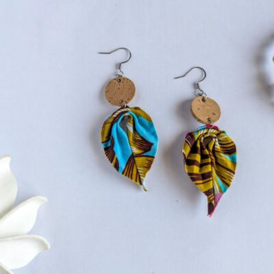 Boucles d&rsquo;oreilles en liège et tissu polynésien – Bleu