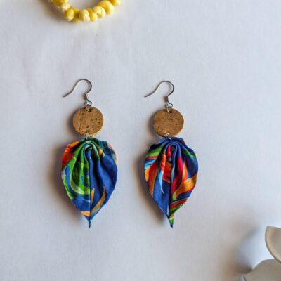 Boucles d&rsquo;oreilles en liège et tissu polynésien – Bleu hibiscus rouge