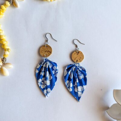 Boucles d&rsquo;oreilles en liège et tissu polynésien – Bleu petite hibiscus