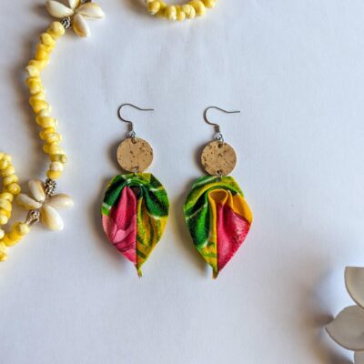 Boucles d&rsquo;oreilles en liège et tissu polynésien – Jaune Fleurs