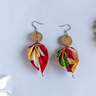 Boucles d&rsquo;oreilles en liège et tissu polynésien – Rouge Frangipanier