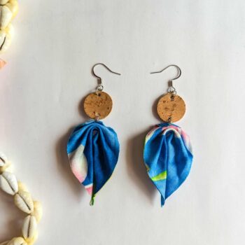 Boucles d’oreilles en liège et tissu polynésien – Bleu Tipanier